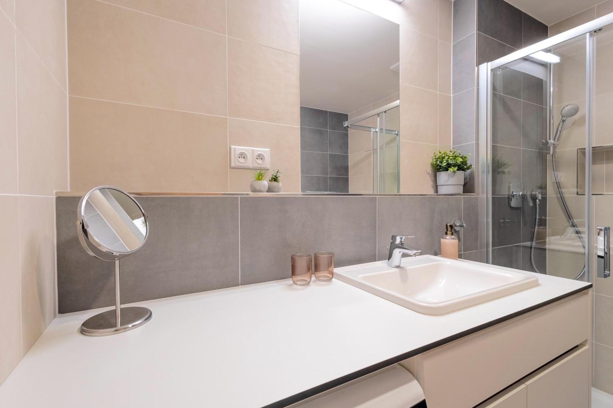 Apartamento Bright 2Br - 7Th Floor, Balcony, Free Parking By Gravity Praga Exterior foto